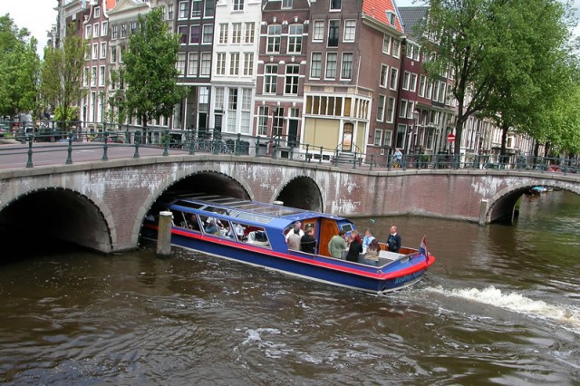 Después de los dos museos de los que hemos hablado en nuestro anterior post, el Rijksmuseum y el Hermitage de Amsterdam,  presentamos a continuación 2 otros sitios de gran interés en Amsterdam: La Heineken Experience  y Los canales de Amsterdam...